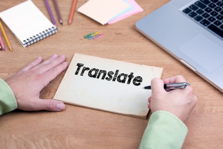 翻訳家になるには？大学は何学部が就職に有利？