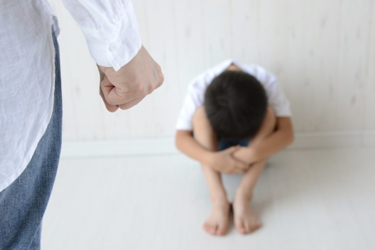 子供を叩く親はどういう心理状態？衝動を抑える方法とは？