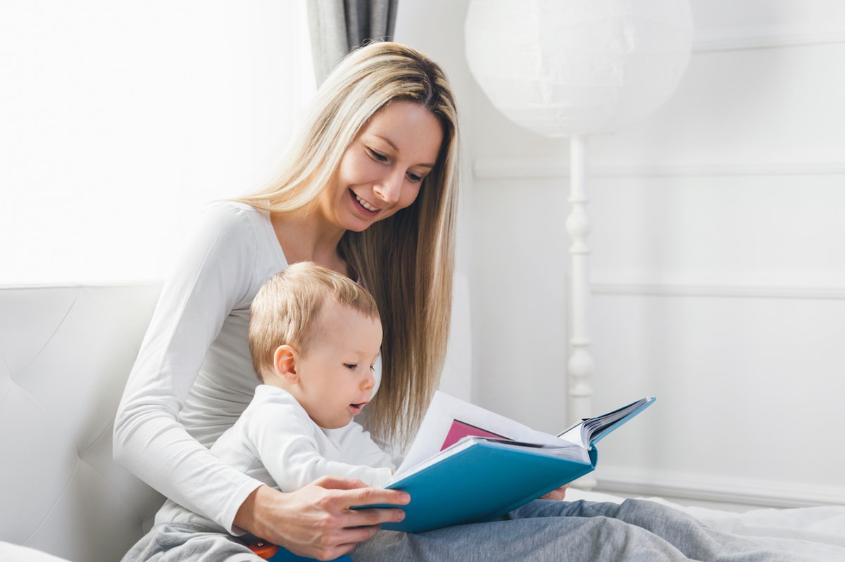 赤ちゃんに絵本を読み聞かせするコツ