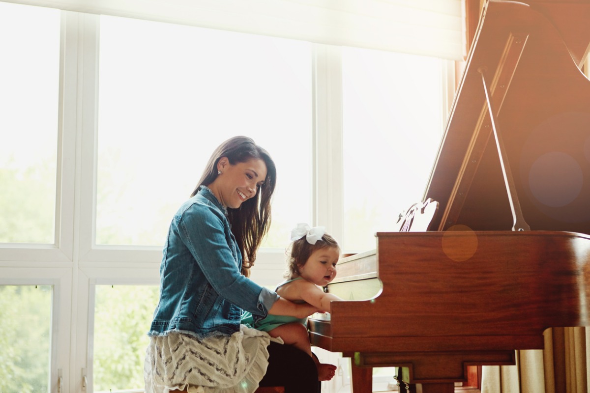 赤ちゃんが最初に出会うのに最適な楽器。ピアノのおもちゃを与えるメリット