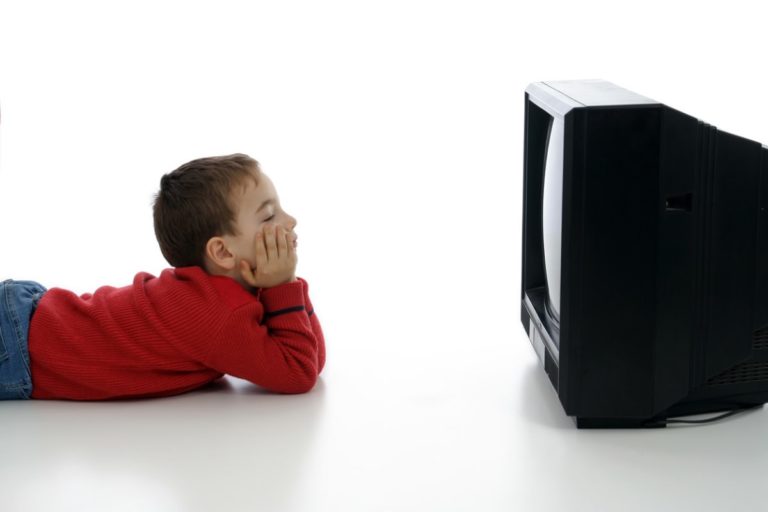 子供がテレビに近づいてしまう理由と、近づけないための5つの対処法